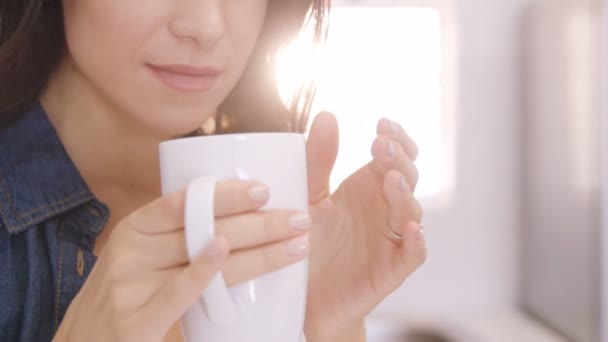 体贴的女子喝咖啡 — 图库视频影像