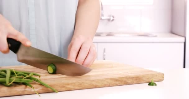 Kvinnan skär zucchini — Stockvideo