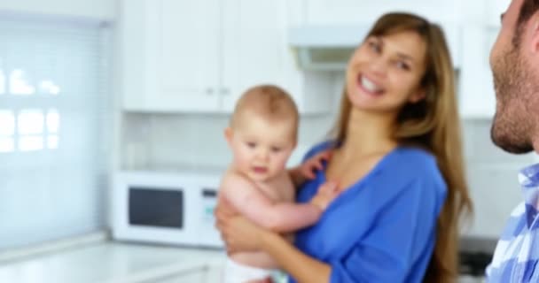 Padre guardando la moglie che tiene il bambino — Video Stock