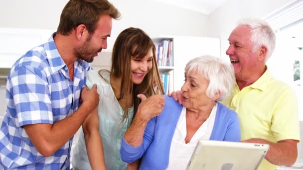 Famiglia è alla ricerca di immagini più vecchie — Video Stock