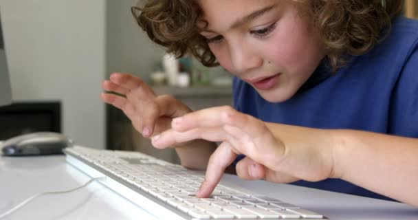 Hijo feliz usando la computadora — Vídeo de stock