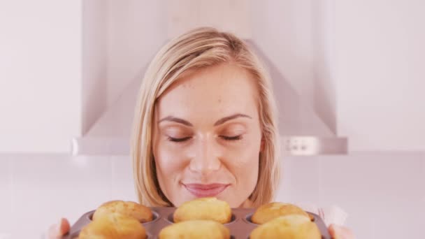 Femme est satisfaisant de ses gâteaux — Video