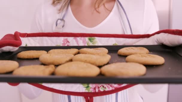 Mulher satisfazendo sobre seus bolos — Vídeo de Stock