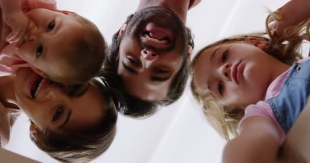 Familia sonriendo y mirando a la cámara — Vídeo de stock