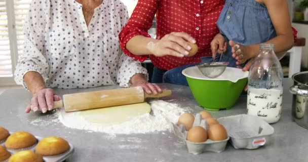 Linda familia preparando un pastel — Vídeos de Stock