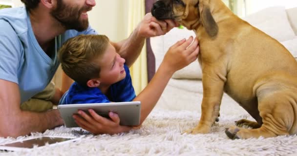 Vader en zoon spelen met een hond — Stockvideo