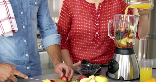 Casal feliz fazendo smoothies — Vídeo de Stock