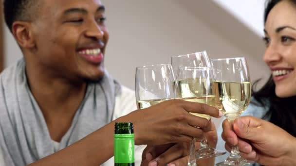 Amigos torcendo com vinho branco — Vídeo de Stock