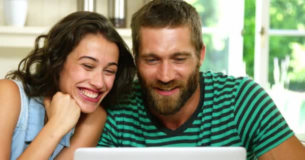 Couple laughing in front of a laptop — Stock Video