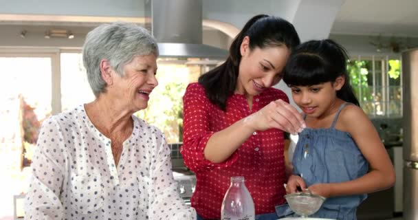 Roztomilá rodina připravuje dort — Stock video