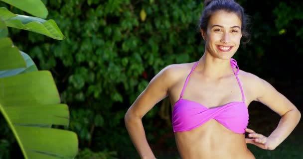 Chica sonriendo y posando en traje de baño — Vídeos de Stock