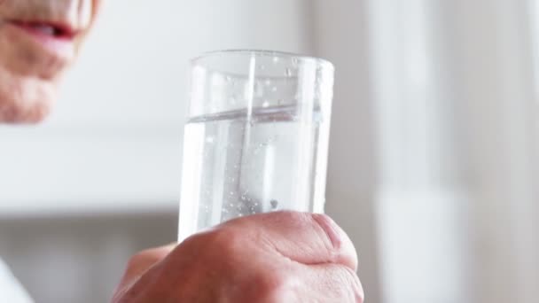 Hombre mayor bebiendo un vaso de agua — Vídeo de stock