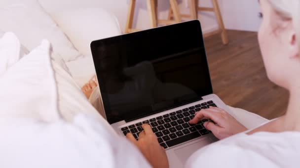 Nő front a hát használ laptop — Stock videók
