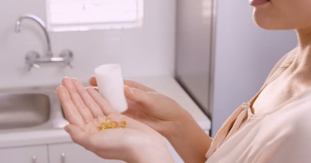 女人服用膳食补充剂 — 图库视频影像