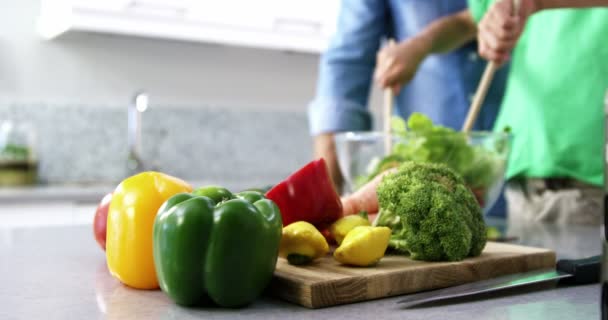 Familia preparando verduras — Vídeos de Stock