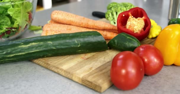 Familia preparando verduras — Vídeos de Stock