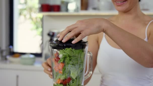 Frau macht einen Smoothie — Stockvideo