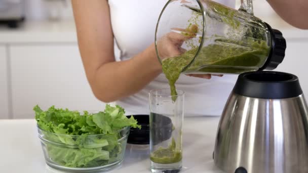 Frau gießt Smoothie in Glas — Stockvideo