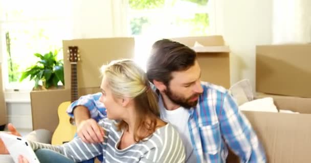 Casal usando um comprimido — Vídeo de Stock