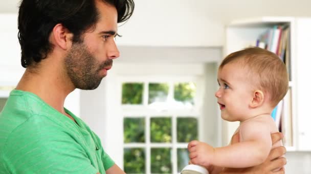 Un padre mirando a su bebé — Vídeos de Stock