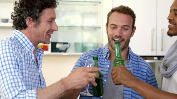 Amigos aplaudindo com bebidas — Vídeo de Stock