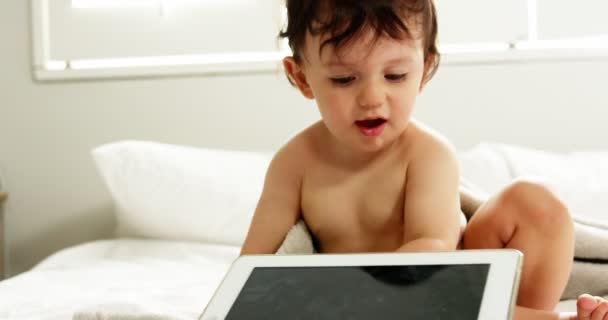 Μωρό που παίζει με ένα δισκίο — Αρχείο Βίντεο