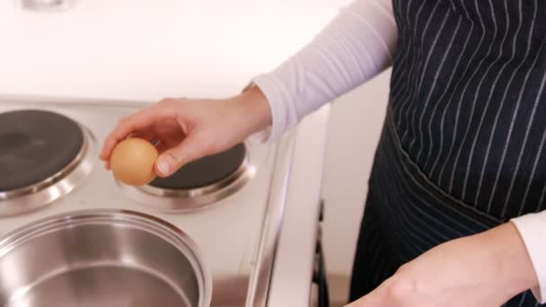 Γυναίκα προετοιμασία μερικά αυγά — Αρχείο Βίντεο