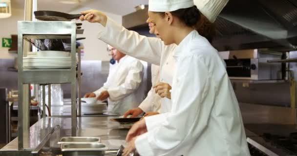 Equipo de chef limpiando la cocina — Vídeos de Stock