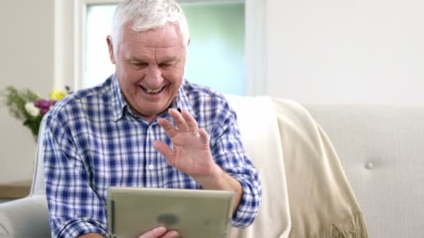 Старик использует видео чат на планшете — стоковое видео