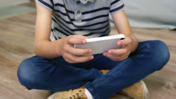 Menino jogando com um console de jogo — Vídeo de Stock