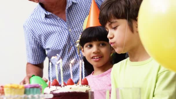 Familia celebrando un cumpleaños juntos — Vídeos de Stock