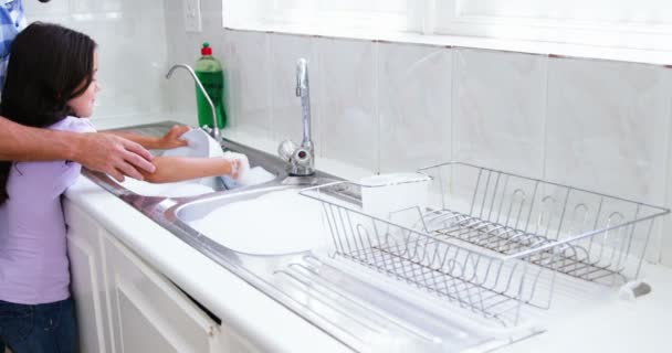 Father and daughter doing the dishes — Stock Video