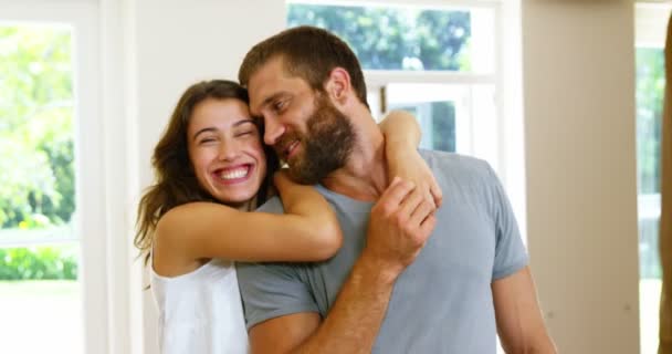 Pareja abrazándose unos a otros — Vídeo de stock