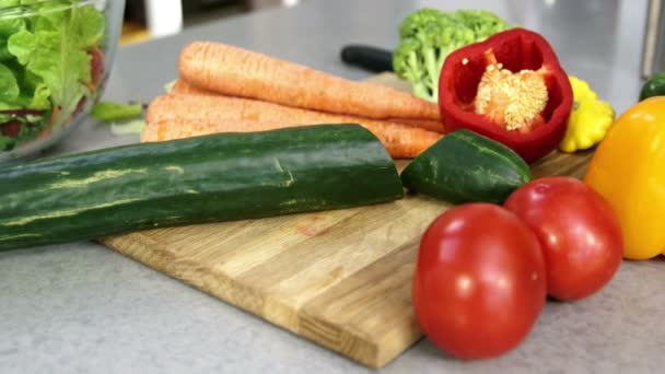 Padre e hijo cocinar verduras — Vídeo de stock