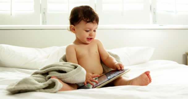 宝宝玩一款平板电脑 — 图库视频影像