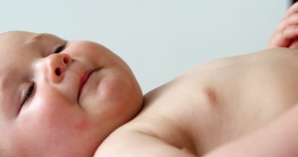 Quelqu'un qui touche soigneusement un bébé — Video