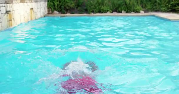 Bonito homem nadando em uma piscina — Vídeo de Stock