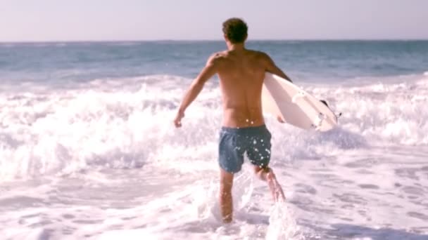 Hombre está corriendo con su tabla de surf — Vídeos de Stock