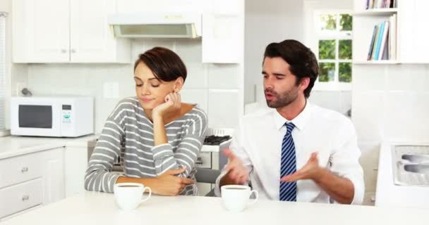 Pareja peleando en la cocina — Vídeos de Stock