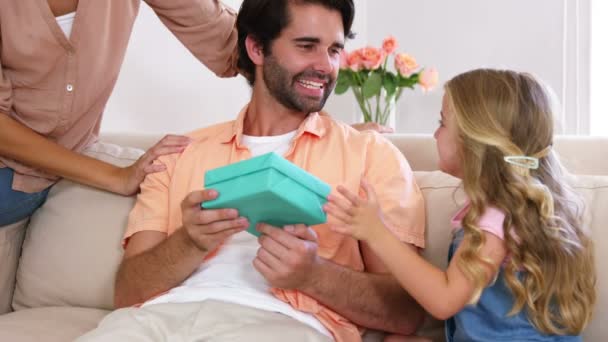 Familia dando un regalo a padre — Vídeos de Stock