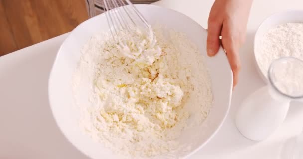 小麦粉と牛乳とベーキングの女性 — ストック動画