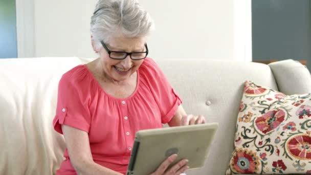 Жінка використовує цифровий планшет у вітальні — стокове відео