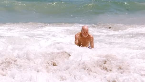 Mature homme est essayer sa planche de surf — Video