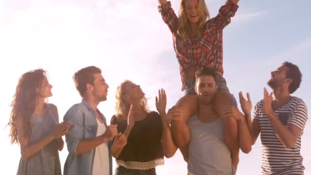 Amigos están disfrutando de sus vacaciones con globos — Vídeos de Stock