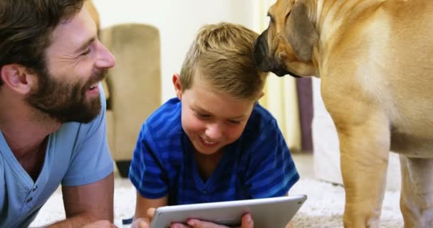 Père et fils jouant avec un chien — Video