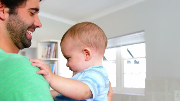 Un padre sostiene a su bebé — Vídeos de Stock