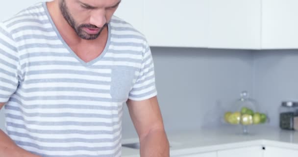 Człowiek krojenia warzyw na płycie — Wideo stockowe