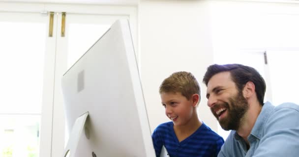 Vater und Sohn nutzen gemeinsam Computer — Stockvideo