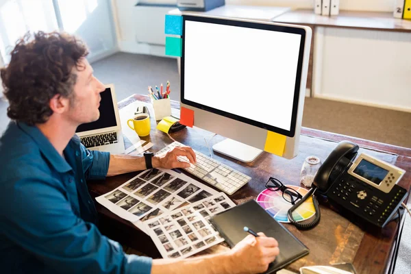 Uomo d'affari che utilizza un pad grafico — Foto Stock