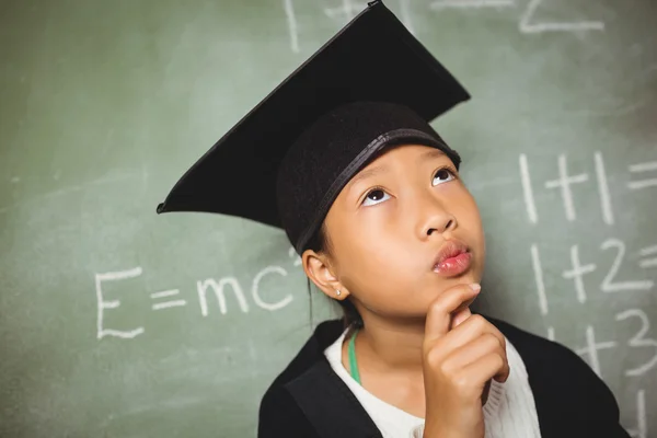 Školák na sobě maturitní šaty — Stock fotografie